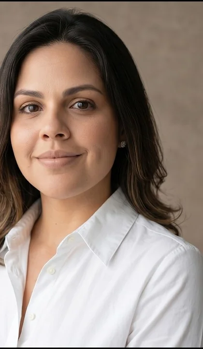 Natália Dourado de camisa branca